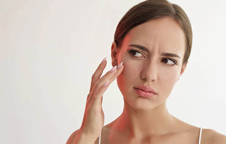 স্বাস্থ্যকর খাদ্য: ব্রণকে সমূলে নিরাময় করতে চাইলে স্বাস্থ্যকর খাওয়াদাওয়া করতেই হবে। ডায়েটে রাখতে হবে প্রচুর পরিমাণে ভিটামিন এ যুক্ত খাবার। পাতে চাই গাজর, এপ্রিকট, মিষ্টি আলু, আম, সবুজ শাক, মাছ। পেঁয়াজ এবং রসুনও ব্রন কমাতে সাহায্য করে। এগুলো সেলেনিয়াম সমৃদ্ধ, প্রদাহ কমাতে সহায়ক। এর সঙ্গে প্রচুর পরিমাণে পানি খেতে হবে। এটাই শরীর থেকে টক্সিন বের করে দিয়ে হাইড্রেটেড রাখবে। গ্রিন টি-ও সিস্টেম থেকে বিষাক্ত পদার্থ বের করে দিতে সাহায্য করে। ছবি: সংগৃহীত