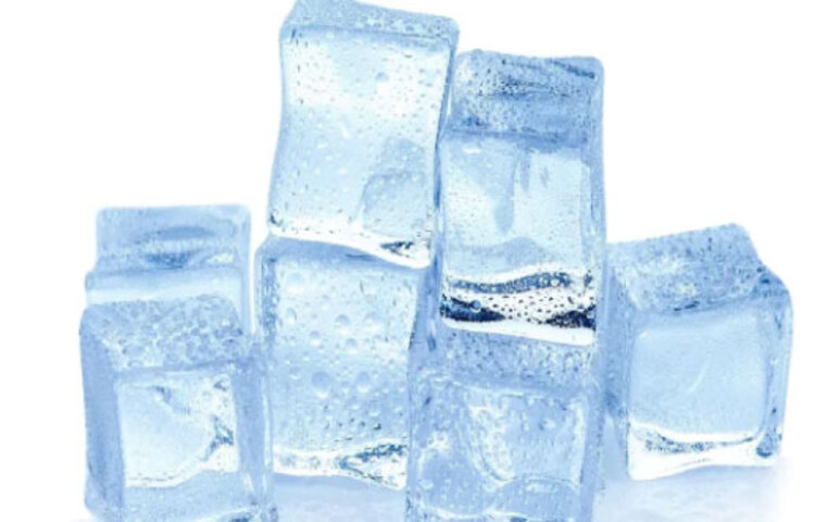 প্রথমেই সব চেয়ে সস্তা আর সব চেয়ে সহজ পন্থাটা বলি। ফ্রিজে বরফ কিউব থাকে নিশ্চয়ই? একটা নরম কাপড়ে মুড়ে ওই বরফের টুকরো পিম্পলের উপরে আলতো করে চেপে ধরুন। এতে ব্রণ ভিতর থেকে শুকিয়ে যাবে। বিশ সেকেন্ডের মতো রাখবেন। দিনে দুবার এটা করা যায়।