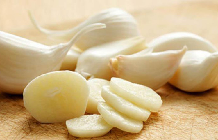 এবার রস লাগিয়েই ঘুমোতে যান। সকালে ভালো করে মুখ ধুয়ে নিন। ছবি: সংগৃহীত