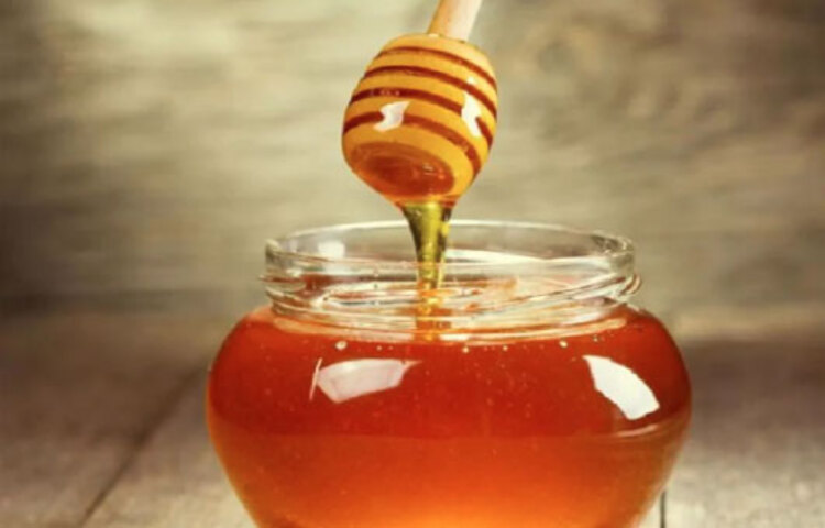 ত্বক আর চুল ভালো রাখতে মধু যে কত উপকারি, সে আপনি ইতিমধ্যেই পত্রিকায় পড়ে ফেলেছেন। তবে মধু যে এক মুহূর্তে ব্রণও সারিয়ে দিতে পারে, সেটা জানেন কি? মধুর অ্যান্টিব্যাকটেরিয়াল গুণ ব্রণ সারিয়ে তুলবে। তাই বলে একগাদা লাগাবেন না। রাত্রে এক দুফোঁটা লাগিয়ে দিন ব্রণে, সকালে উঠে ধুয়ে ফেলুন।