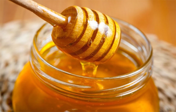 পরের দিন সকালে ব্রণে মধু লাগান। এভাবে কয়েক সপ্তাহ করলেই পুরোনো সমস্যা দূর হয়ে যাবে। ছবি: সংগৃহীত