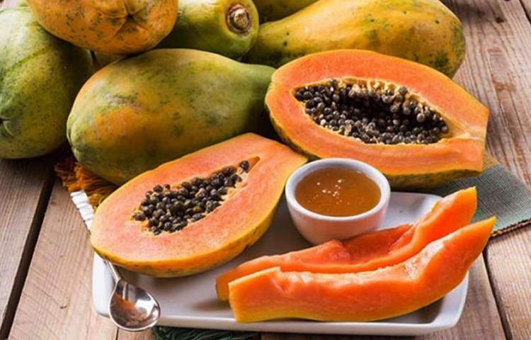 এক কাপের মতো পাকা পেঁপে চটকে নিন। এর সঙ্গে মেশান ১ চামচ পাতিলেবুর রস আর প্রয়োজন মতো চালের গুঁড়ো। এই মিশ্রণটি মুখসহ গোটা শরীরে লাগান। ২০-২৫ মিনিট মালিশ করে ধুয়ে ফেলুন। পেঁপে ছাড়াও ব্যবহার করতে পারেন ঘৃতকুমারীর রস। উপকার পাবেন।