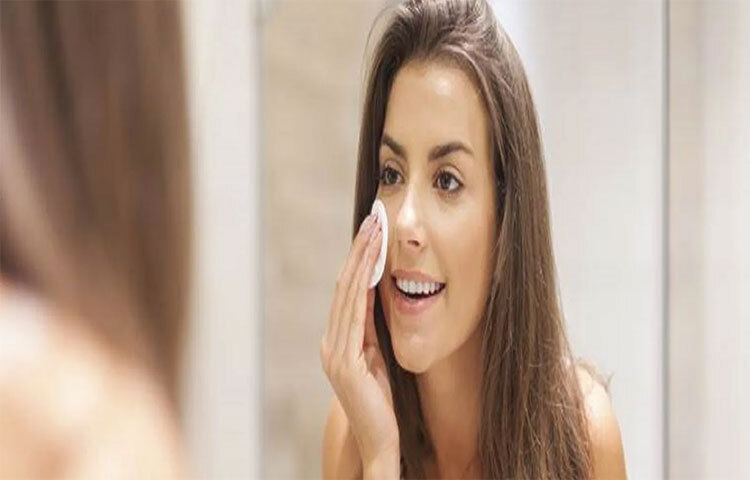 ঘরোয়া টোটকা: কয়েকটি ঘরোয়া উপাদান সহজেই ব্রণ নিরাময় করতে পারে। অ্যালোভেরা, মধু, রসুন, শসা, বা চা-গাছের তেল লাগানো যায়। ১ থেকে ৩ টেবিল চামচ জল এবং ১ ভাগ অ্যাসপিরিন দিয়ে তৈরি পেস্ট লাগালেও ভালো ফল মেলে। জীবনযাত্রায় সামান্য পরিবর্তন করলেই ত্বক পরিষ্কার থাকবে। নিয়মিত ব্যায়াম, চর্বিযুক্ত খাবার কমানো এবং আলতো হাতে মুখ ধোয়া শুরু করলেই ব্রণমুক্ত উজ্জ্বল ত্বকের অধিকারী হওয়া যাবে। ছবি: সংগৃহীত