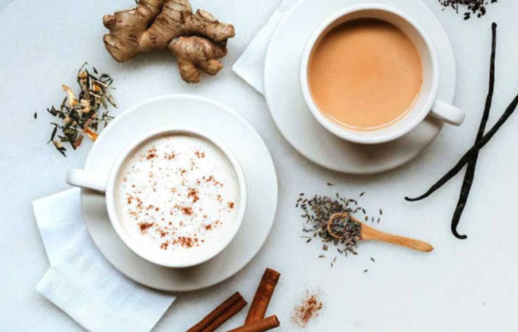 চা, কফি এবং সফট ড্রিংস খাওয়ার পরপরই দাঁত ব্রাশ করা একদমই উচিত নয়। কারণ, এ ধরনের পানীয়তে থাকা অ্যাসিডের সঙ্গে টুথপেস্টের রি-অ্যাকশনে দাঁতের এনামেল পুড়ে যায়। পাশাপাশি, অ্যাসিড দাঁতের এনামেলের ভিতরে এঁটে যায়।