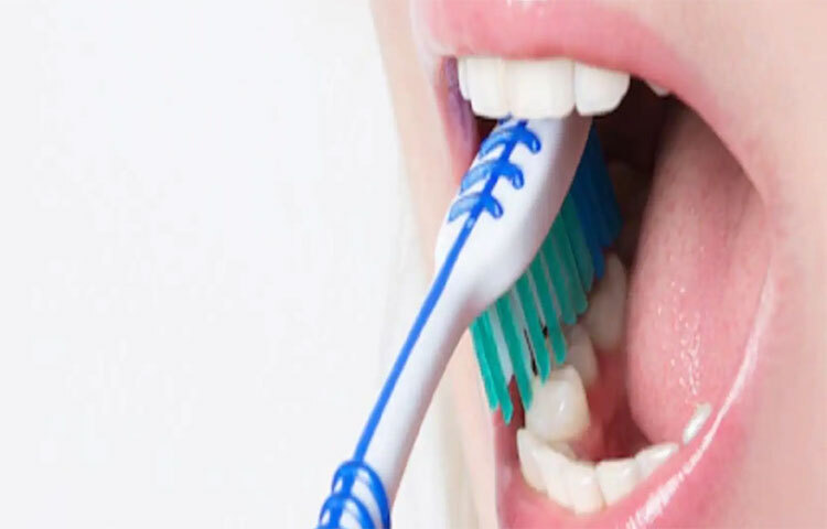 বিশেষজ্ঞরা বলছেন, দাঁত মাজার ব্রাশের সঙ্গে দাঁতের স্বাস্থ্যের সম্পর্ক রয়েছে। এবং সেটির প্রভাব পড়ে আপনার রক্তচাপে। ছবি: সংগৃহীত