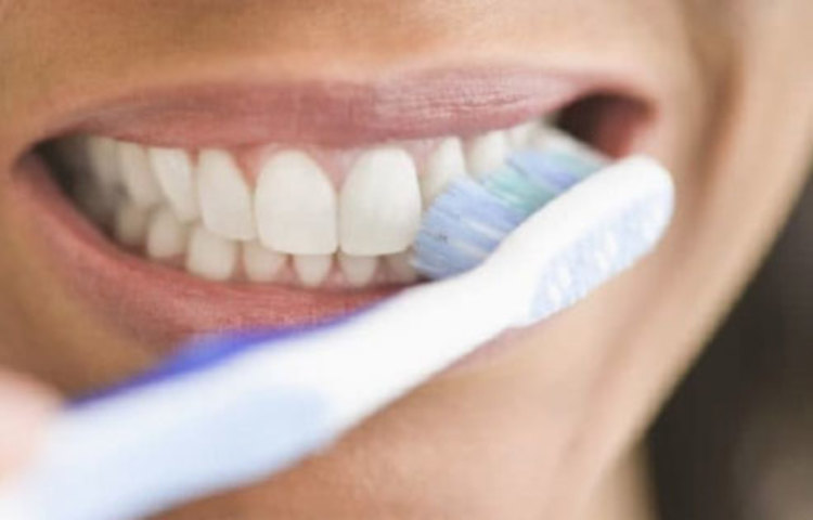 প্রয়োজনের তুলনায় বেশি ব্রাশ করার ফলে দাঁতের উপরের স্তর ক্ষতিগ্রস্ত হয়। এতে ‘টুথ সেনসিটিভিটি’ বা দাঁত সিরসির করার সমস্যা দেখা দেয়।