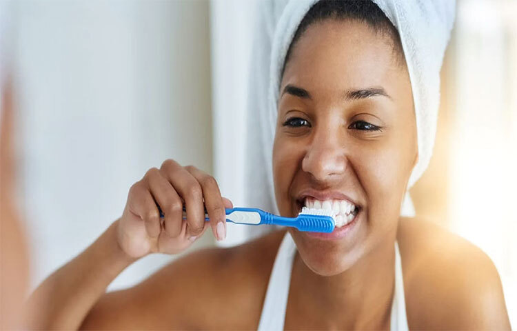 দিনে কমপক্ষে দুবার দাঁত ব্রাশ করুন। ব্রাশ করতে হবে প্রায় দুমিনিট ধরে। ছবি: সংগৃহীত