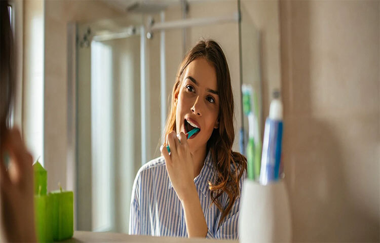 নিয়মিত ব্রাশ করার পাপাপাশি প্রতিদিন ফ্লস করতে হবে। মাউথওয়াশ ব্যবহার করে মুখে জমে থাকা খাবার বের করতে হবে। ছবি: সংগৃহীত