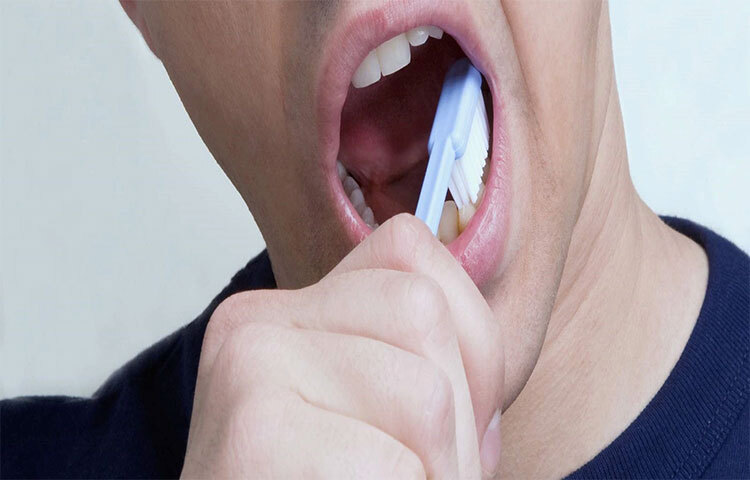 মিষ্টি জাতীয় থাবার বাদ দিন। খেলে মুখ ধুয়ে নিন অবশ্যই। তিন-চার মাস পর পর ব্রাশ পাল্টাতে হবে। তামাকজাতীয় দ্রব্য খাওয়া বন্ধ করতে হবে। কোনো রকম সমস্যা তৈরি হলে দাঁতের ডাক্তারের পরামর্শ নিতে ভুলবেন না। ছবি: সংগৃহীত