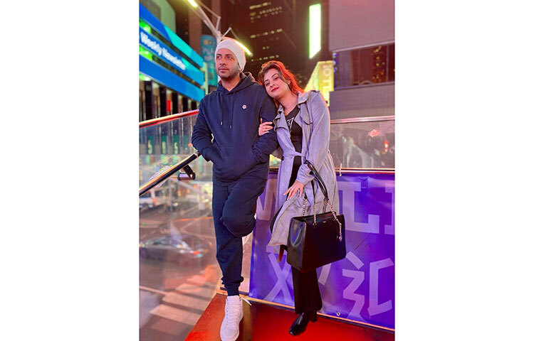 এই ছবি প্রকাশ করে বুবলী লিখেছেন, ‘এখন পর্যন্ত আমার জীবনের স্মরণীয় দুটো তারিখ ২০.০৭.২০১৮ এবং ২১.০৩.২০২০’। এই তারিখ দুটি হচ্ছে যথাক্রমে বিয়ের ও বাচ্চা প্রসবের। ছবি: সংগৃহীত