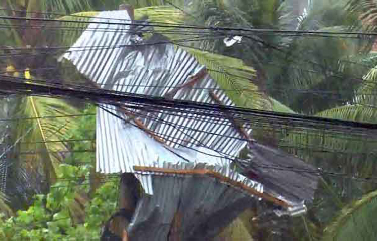 মানুষের মাছের ঘের ভেসে গেছে। প্রচণ্ড বৃষ্টির সঙ্গে ঝড়ো হাওয়া ভোররাত থেকে শুরু হয়।