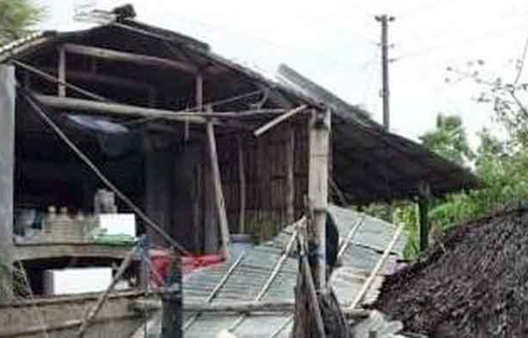 খুলনা উপকূলে আঘাত হেনেছে প্রবল ঘূর্ণিঝড় বুলবুল। বুলবুলের তাণ্ডবে লন্ডভন্ড হয়ে গেছে উপকূলীয় কয়রা ও দাকোপ উপজেলা।