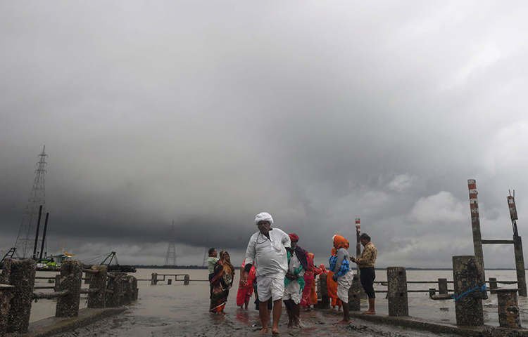 হাওয়া অফিস জানিয়েছে, রবিবার আনুমানিক বিকেল সাড়ে ৫টা নাগাদ ঘূর্ণিঝড় বুলবুল তার শক্তি হারিয়ে গভীর নিম্নচাপে পরিণত হবে। উত্তর ও দক্ষিণ, দুই ২৪ পরগনা, পূর্ব মেদিনীপুর এবং নদিয়াতে হালকা থেকে মাঝারি বৃষ্টির সম্ভাবনা রয়েছে।
