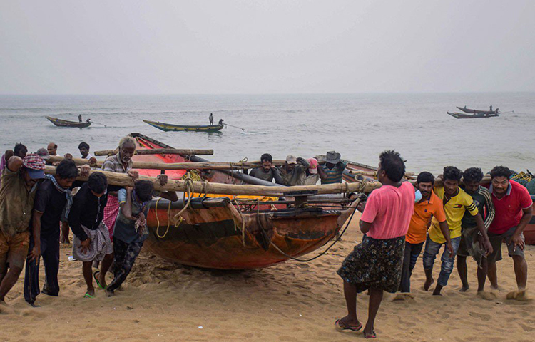 বুলবুলের শক্তি ক্রমশ হ্রাস পেলেও উপকূলবর্তী এলাকার মৎস্যজীবীদের সমুদ্রে যাওয়া নিষেধাজ্ঞা আপাতত উঠছে না। আগামী ১২ ঘণ্টা সমুদ্রে যেতে নিষেধ করা হয়েছে প্রশাসনের তরফে। এ ছাড়া, সমুদ্র সৈকত এবং বন্দর অংশে জারি করা হয়েছে সতর্কতা।