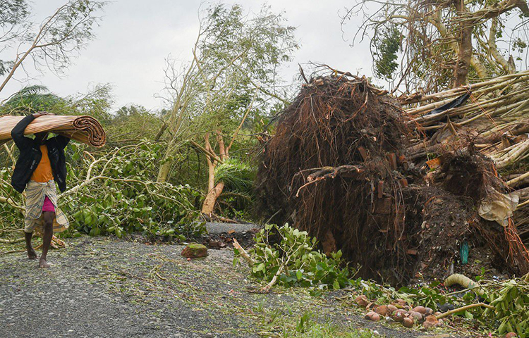 আবহাওয়া দফতর জানিয়েছে, শনিবার রাত সাড়ে ৮টা নাগাদ সাগরদ্বীপ ও ফ্রেজারগঞ্জের মাঝামাঝি জায়গা দিয়ে ডাঙায় প্রবেশ করতে শুরু করে বুলবুল। তখন তার সর্বোচ্চ গতিবেগ ছিল ঘণ্টায় ১৪০ কিলোমিটার। আলিপুর আবহাওয়া দফতরের অধিকর্তা গণেশকুমার দাস জানান, স্থলভূমিতে ঢোকার সময় বুলবুলের গতিবেগ ছিল ঘণ্টায় ১১৫-১২৫ কিলোমিটার। মাঝে তা ১৪৫ কিলোমিটারে ওঠে। সেই সর্বোচ্চ গতিবেগ তিন মিনিট স্থায়ী ছিল।