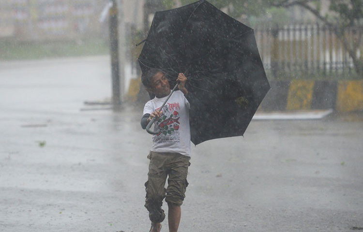 আবহাওয়া দফতর জানিয়েছে, শনিবার রাজ্যে আছড়ে পড়ার পর শক্তি হারাতে শুরু করে বুলবুল। কয়েক ঘণ্টার মধ্যেই তা অতি ভয়ঙ্কর থেকে ভয়ঙ্কর ঘূর্ণিঝড়ের পরিণত হয়। আগামী কয়েক ঘণ্টার মধ্যে এটি নিম্নচাপের পরিণত হতে পারে বলে মনে করছেন আবহবিজ্ঞানীরা। এর জেরে রবিবারও দক্ষিণবঙ্গে বিক্ষিপ্ত বৃষ্টির সম্ভাবনা রয়েছে।