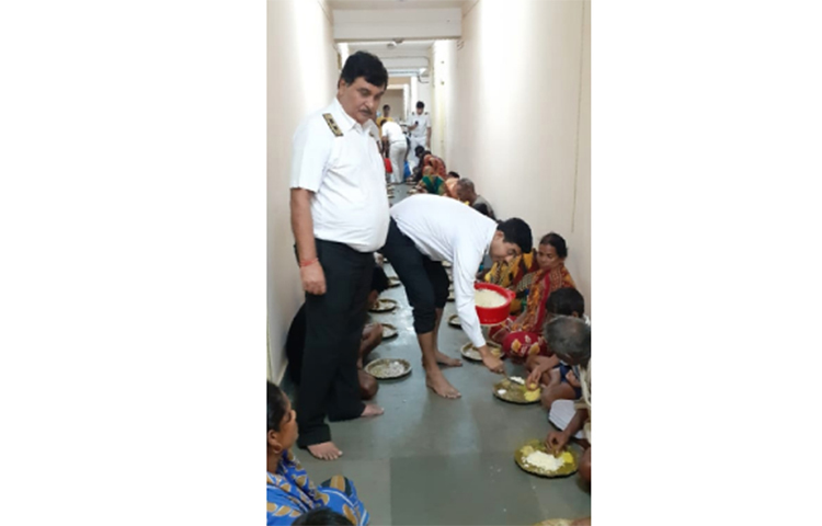 সন্ধ্যা ৭টা নাগাদ প্রবল শক্তি নিয়ে গঙ্গাসাগরে ঢুকে পড়ে ঘূর্ণিঝড় বুলবুল। শুরু হয় তাণ্ডবলীলা। ঝড়ের গতিবেগ ছিল ১০০ থেকে ১২০ কিলোমিটার। ইতিমধ্যেই ক্ষতিগস্ত হয়েছে বেশ কয়েকটি বাড়ি।