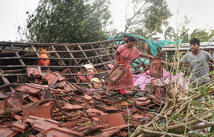 কলকাতাসহ গোটা রাজ্যে বিপুল ক্ষয়ক্ষতি না হলেও বুলবুলের চোখরাঙানিতে ক্ষতিগ্রস্ত হয়েছে উপকূলবর্তী এলাকাগুলো। পূর্ব মেদিনীপুর, দক্ষিণ ২৪ পরগনায় এই ঘূর্ণিঝড়ের দাপট ছিল সবচেয়ে বেশি। সুন্দরবনের জনমানবহীন এলাকাতেও তাণ্ডব চালিয়েছে তা।