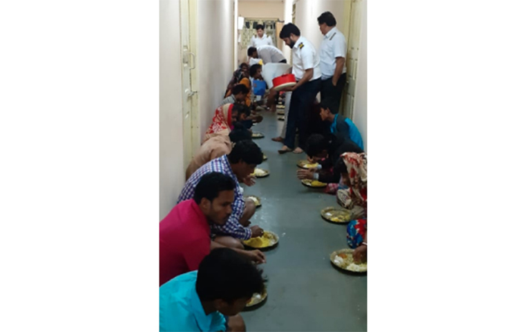 ঝড়ের তাণ্ডবে ভেঙে পড়েছে বাড়ি। চাল উড়ে গিয়েছে। গাছও ভেঙে পড়েছে বেশ কয়েকটি জায়গায়। ঘরছাড়া হয়েছেন বহুমানুষ। তাদেরকেই আশ্রয় দিয়েছে সাগর পাইলট স্টেশন। দেয়া হয়েছে খাবারও।