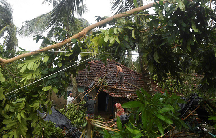 বুলবুলের তাণ্ডবে দুই মেদিনীপুর, হাওড়া ও দক্ষিণ ২৪ পরগনার কুলতলি ও মৈপিঠে প্রচুর গাছপালা ভেঙে পড়ে। ভেঙে যায় মাটির ঘরও। ওই জেলায় সব থেকে বেশি প্রভাব পড়েছে নামখানা, সাগরদ্বীপ ও মৌসুমী দ্বীপে। নামখানায় ভেঙে যায় দু’টি জেটি। দিঘা-শঙ্করপুরেও ব্যাপক ক্ষয়ক্ষতি হয়েছে।