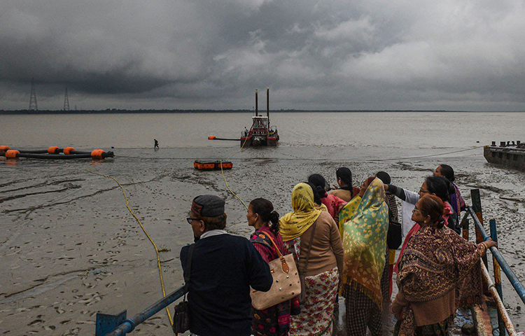 রবিবার কলকাতার আকাশে রোদ দেখা দিলেও রাজ্যের উপকূলবর্তী এলাকায় সতর্কতা ছিল চরমে। এ দিনও দিঘা, মন্দারমণি, তালসারি, শঙ্করপুর, বকখালি ও সাগরদ্বীপে পর্যটকদের সমুদ্রে নামা সম্পূর্ণ নিষিদ্ধ ঘোষণা করেছে প্রশাসন।