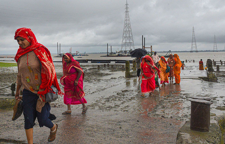 আবহাওয়া বিজ্ঞানীদের ধারণা, রবিবার ক্রমশ শক্তি হারিয়ে বুলবুল দক্ষিণ ২৪ পরগনার উপর দিয়ে বয়ে গিয়ে বাংলাদেশের খেপুপাড়ায় ঢুকেছে। ফলে এ দিনও দুই পরগনা এবং পড়শি বাংলাদেশের উপকূলবর্তী অংশে ঝড়-বৃষ্টির সম্ভাবনা রয়েছে।