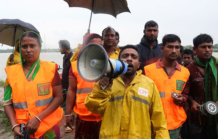 বুলবুলের প্রভাব রুখতে আগে থেকেই সতর্ক দৃষ্টি ছিল রাজ্য প্রশাসনের। নবান্ন সূত্রে খবর, ঝড়ের আগেই পূর্ব মেদিনীপুর, দুই ২৪ পরগনার উপকূলবর্তী এলাকা থেকে ১ লাখ ৬৪ হাজার ৩১৫ জনকে নিরাপদ জায়গায় সরানো হয়েছে। তাদের মধ্যে ১ লাখ ১২ হাজার ৩৬৫জন ত্রাণ শিবিরে ছিলেন। ঝড়ের গতিবিধির উপর নজর রেখেছিলেন বিপর্যয় মোকাবিলা বাহিনী এবং পুলিশ-প্রশাসনের কর্তা ব্যক্তিরা।