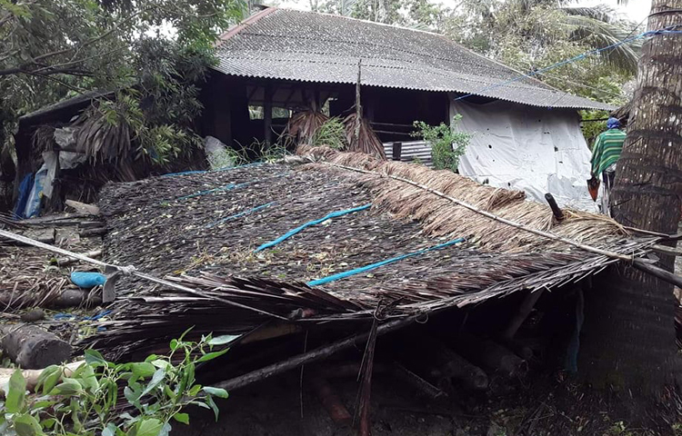 কাঁচা এবং কাঠের অনেক ঘর-বাড়ি ভেঙ্গে গেছে। ছবি: আকরামুল ইসলাম