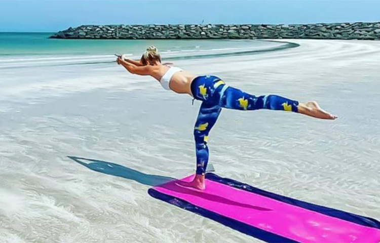 এমিরেটসের ওই বিজ্ঞাপনের পরপরই তিনি অনুরাগীদের সঙ্গে আরও একটি ছোট ভিডিও শেয়ার করেনে। ফক্স অ্যাক্রোব্যাটিক গ্লাইডার বিমানে মাঝ আকাশে থাকা অবস্থায় সিট বেল্ট খুলে ফেললে কী পরিণতি হবে তা ভিডিও করেছেন নিজে। ছবি: সংগৃহীত