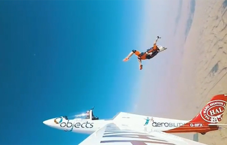 ভিডিও দেখা যাচ্ছে, গ্লাইডার বিমানটির মাথা ফাঁকা। দুই আসনের ওই বিমানের পিছনের আসনে বসে ছিলেন তিনি। হঠাৎই নিজের সিট বেল্ট খুলে ফেললেন। তারপর আকাশে ভেসে গেলেন। কিছু পরে প্যারাশ্যুট খুলে নিচে নামলেন। এরকম আরও অনেক রোমাঞ্চকর ছবি এবং ভিডিও রয়েছে তার ইনস্টাগ্রামে। ছবি: সংগৃহীত