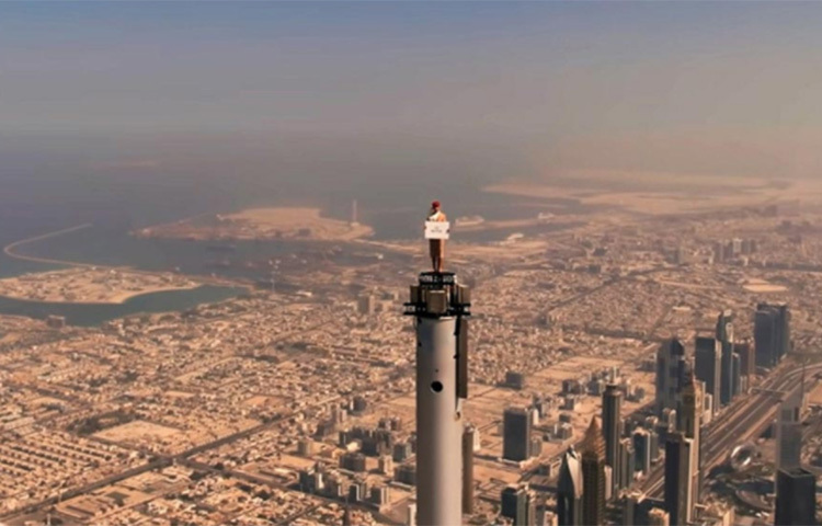 দুবাইয়ের বুর্জ খলিফার চূড়ায় উঠে এই তরুণীকে দিয়ে বিজ্ঞাপনের শুটিং করানো হয়েছে। সেই ভিডিও দেখে যে কেউ অবাক হবেন। ছবি: সংগৃহীত