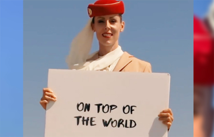 তার পরনে ছিল এমিরেটস কেবিন ক্রুর পোশাক। ঠিক যেন কোনো বিমানসেবিকা। ওই বিমানসেবিকার নিরাপত্তা নিয়ে অনেক সমালোচনাও সহ্য করতে হয়েছে এমিরেটসকে। ছবি: সংগৃহীত