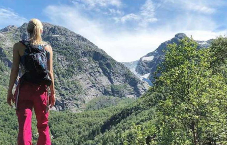 এমিরেটস বিমানসেবিকার পোশাক পরে ওই রকম উচ্চতায় দাঁড়িয়ে থাকা নিকোল বাস্তবে একজন অ্যাডভেঞ্চার প্রিয় মানুষ। ছবি: সংগৃহীত