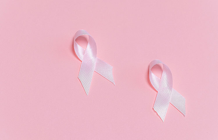 প্রতি দুজনের মধ্যে একজন তার জীবদ্দশায় ক্যানসারে আক্রান্ত হয়। প্রায় ২০০ রকমের ক্যানসার আছে। যার মধ্যে স্তন, ফুসফুস, মূত্রথলি ও অন্ত্রের ক্যানসারে মানুষ বেশি আক্রান্ত হয়। তবে সম্প্রতি এক গবেষণায় দেখা গেছে নারীদের তুলনায় পুরুষদের ক্যানসার হওয়ার সম্ভবনা বেশি। এর নির্দিষ্ট কোন কারণ যদিও খুঁজে পাওয়া যায়নি। ছবি: সংগৃহীত