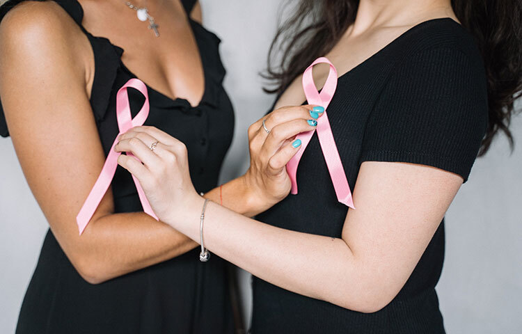 ২০২০ সালে মার্কিন যুক্তরাষ্ট্রের একটি রিপোর্ট অনুসারে প্রোস্টেট, ফুসফুস এবং কোলোরেক্টাল ক্যানসার পুরুষদের বেশি হয়। আবার নারীদের স্তন, ফুসফুস এবং কোলোরেক্টাল ক্যানসার সর্বাধিক হয়। ক্যানসারে মৃত্যুর হারও নারীদের তুলনায় পুরুষদের মধ্যে বেশি (১৮৯.৫ প্রতি ১০০,০০০ পুরুষ এবং ১৩৫.৭ প্রতি ১০০,০০০ মহিলা)। ছবি: সংগৃহীত