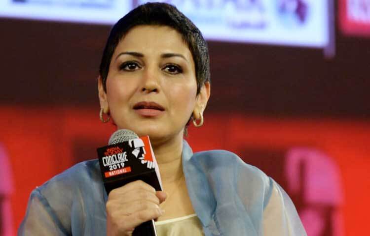 ‘কীভাবে অভিজ্ঞতা আমাদের বদলে দেয়, সেটা এক কথায় বলা যাবে না। সব পরিবর্তন দেখা যায় না। আমি শিখেছি, কখনো ক্যান্সার যাতে আমাকে আটকে রাখতে না পারে, সেটা দেখতে হবে। আমি সেজেগুজে থাকব।’ ক্যান্সার জয়ে গল্প বলতে গিয়ে এমনটাই বলেছেন ক্যান্সারজয়ী অভিনেত্রী সোনালি বেন্দ্রে। ছবি: সংগৃহীত