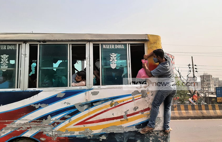 কর্মস্থলে যাওয়ার জন্য জীবনের ঝুঁকি। ছবি: মাসুদ রানা
