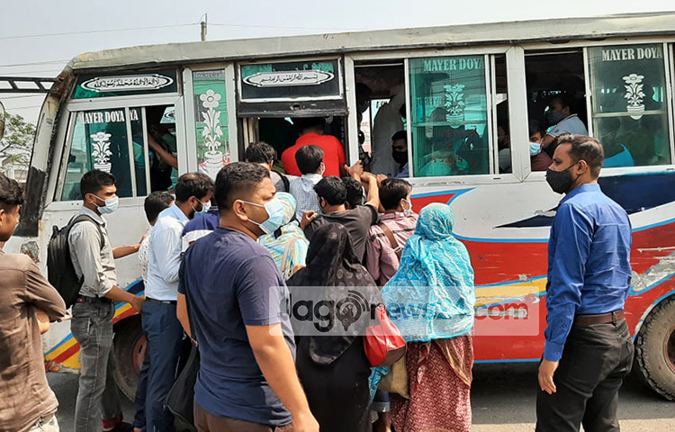 ধাক্কা-ধাক্কি করেও অনেকেই গাড়িতে উঠতে পারেনি। ছবি: মাসুদ রানা