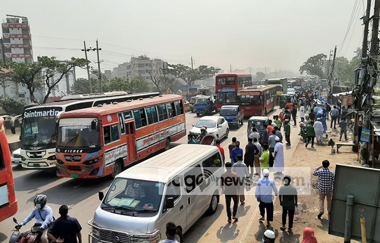 যাত্রাবাড়ী ও এর আশপাশের বিভিন্ন বাসস্ট্যান্ডে সকাল থেকেই অন্যান্য দিনের মতো বিপুল সংখ্যক যাত্রীদের দাঁড়িয়ে থাকতে দেখা যায়। তারা মূলত বিভিন্ন স্থানে কর্মস্থলে যাওয়ার জন্য বাসের অপেক্ষা করছিলেন। ছবি: মাসুদ রানা