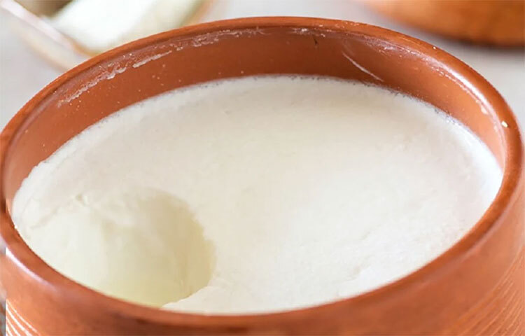 বর্ষাকালে বাত, পিত্ত ও পেট সংক্রান্ত সমস্যা বাড়তে পারে। দইয়ের অ্যাবসিন্থ বৈশিষ্ট্য রয়েছে এবং বর্ষাকালে তা শরীরের ছিদ্রপথগুলো বন্ধ করে দেয় বলেও মনে করা হয়। এই অবস্থায় অনেক ধরনের শারীরিক সমস্যা বাড়তে পারে। তাই দই খেলে গলা ব্যথা, জয়েন্টে ব্যথা, হজমের সমস্যার মতো সমস্যা হতে পারে বলে মনে করা হয়। ছবি: সংগৃহীত