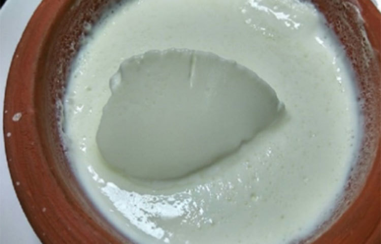 ক্যালসিয়াম থাকে বলেই টক দই খেলে দাঁত ও হাড় অত্যন্ত মজবুত হয়।