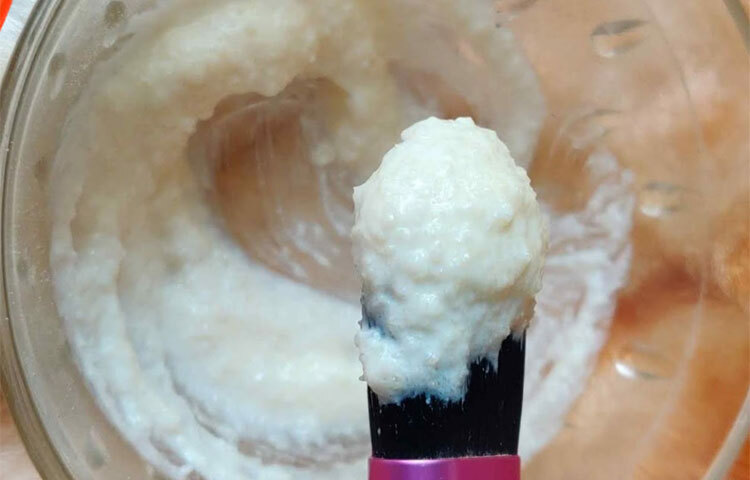 বাইরের ধুলো বালি আমাদের চুলের ভীষণ ক্ষতি করে। চুলের স্বাভবিক জৌলুস কমে যায়। তাই চুলের উজ্জ্বলতা ধরে রাখতে ঘরোয়া এই প্যাক ব্যবহার করুন। প্যাক বানাতে এক চামচ লেবুর রস, একটু মেথি গুঁড়া এবং টক দই নিয়ে ভালো করে মিশিয়ে নিন। এবার এই প্যাক মাথায় মেখে আধ ঘণ্টা থেকে এক ঘণ্টা মাথায় রেখে ভালো করে শ্যাম্পু করে নিন। ছবি: সংগৃহীত