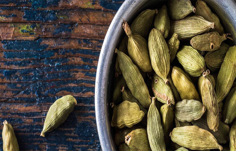 প্রতিদিন সকালে এলাচ ভিজিয়ে পানি পান করলে রক্তচাপ নিয়ন্ত্রণে থাকে। যাদের উচ্চ রক্তচাপের সমস্যা আছে, তারা প্রতিদিন এই পানি পান করলে উপকার পাবেন। ছবি: সংগৃহীত