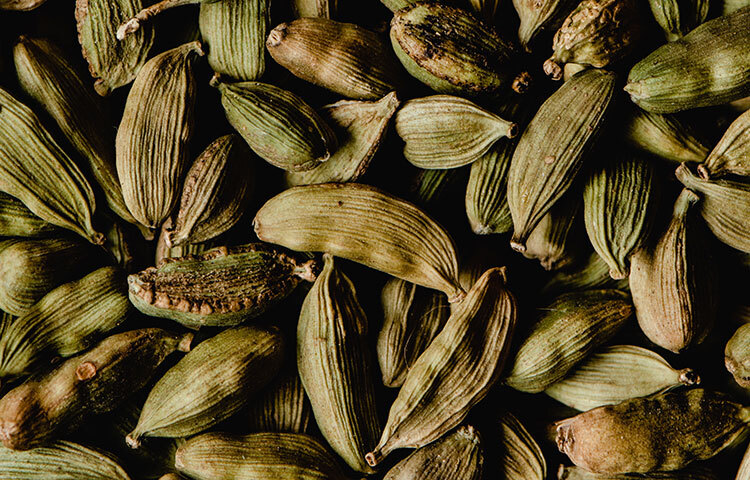 দাঁতের গোড়ায় বিভিন্ন ধরনের সংক্রমণও কমে এলাচ ভেজানো পানি পান করলে। ছবি: সংগৃহীত