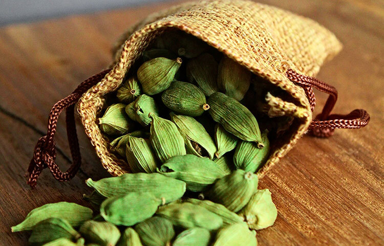 ওজন কমাতে প্রতিদিন রাতে শুতে যাওয়ার আগে এক গ্লাস পানিতে সাত-আটটি এলাচ দানা ভিজিয়ে দিন। সকালে উঠে পানি ছেঁকে নিন। তারপরে খালি পেটে সেই পানি পান করুন। পরে এলাচগুলো রান্নায়ও ব্যবহার করতে পারেন। তাতে অসুবিধা নেই। ছবি: সংগৃহীত