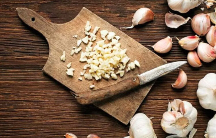 কম সময়ে চর্বি ঝরিয়ে ফেলতে রসুনের জুরি মেলা ভার। কিন্তু সেক্ষেত্রে সঠিক নিয়ম মেনে রসুন খেতে হবে।