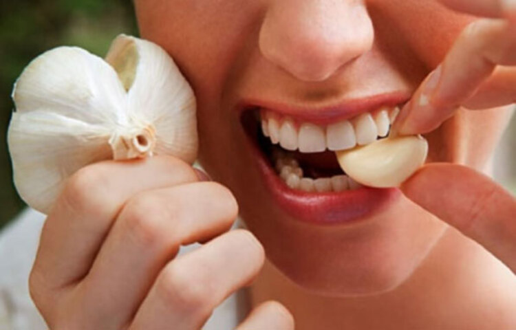 রসুনে রয়েছে প্রচুর পরিমাণে ভিটামিন বি-৬, ভিটামিন সি, ফাইবার, ক্যালশিয়াম, কার্বোহাইড্রেট, প্রোটিন, আয়রন ও সোডিয়াম। ওজন কমাতে সকালে একদম খালি পেটে ২-৩টা রসুনের কোয়া কুচি করে পানি দিয়ে গিলে নিন।