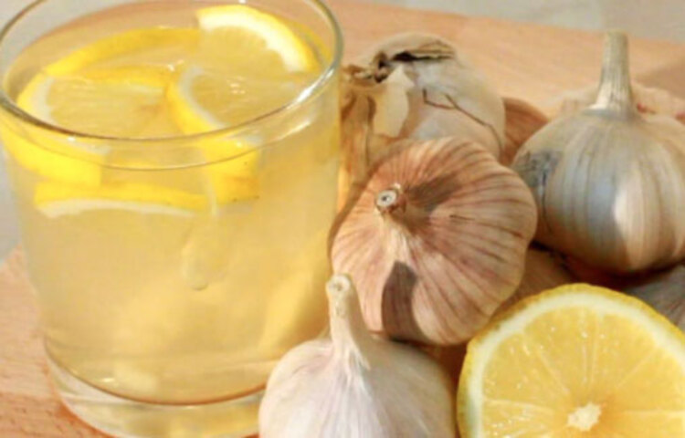 রোজ সকালে খালিপেটে লেবুর রসের সঙ্গে এক কোয়া রসুনের রস মিশিয়ে খেলে এক সপ্তাহের মধ্যে অন্তত ২-৩ কিলো ওজন কমবে।