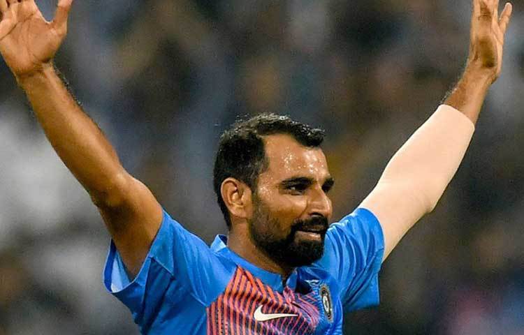 মোহম্মদ শামি: ক্যারিবিয়ানদের বিরুদ্ধে সিরিজ নির্ণায়ক টি-টোয়েন্টি ম্যাচে খেলেছিলেন। কেন তাকে সবাই প্রশংসা করে, সেটা বুঝিয়ে দেন ওয়াংখেড়েতে অনুষ্ঠিত তৃতীয় টি-টোয়েন্টিতে। ওয়ানডেতে শামির আগুনে বোলিং কীভাবে সামলান ক্যারিবিয়ানরা, সেটাই দেখার।