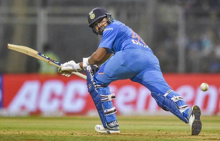 রোহিত শর্মা: ওয়েস্ট ইন্ডিজের বিরুদ্ধে তৃতীয় টি-টোয়েন্টি ম্যাচে শুরু থেকেই ঝড় তুলেছিলেন রোহিত শর্মা। ওয়াংখেড়েতে ৩৪ বলে ৭১ রানের বিধ্বংসী খেলেছিলেন ‘হিটম্যান’। ছন্দে থাকা রোহিত সব সময়েই বিপক্ষের কাছে ভয়ের কারণ। চেন্নাইয়ের প্রথম ওয়ানডে ম্যাচে রোহিত বড় পরীক্ষা নেবেন ক্যারিবিয়ান বোলারদের।